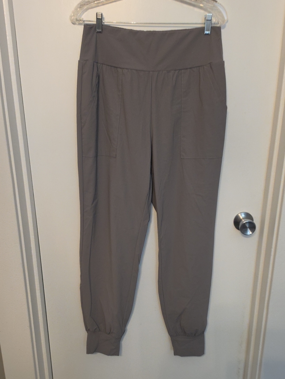 HALARA Wide-Waist Jogger Pants in Taupe Gray